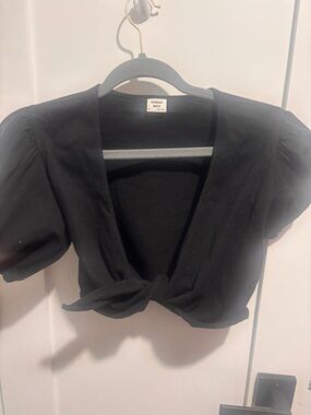 Aritzia Sunday best Black Cropped Tie-Front Puff Sleeve Top